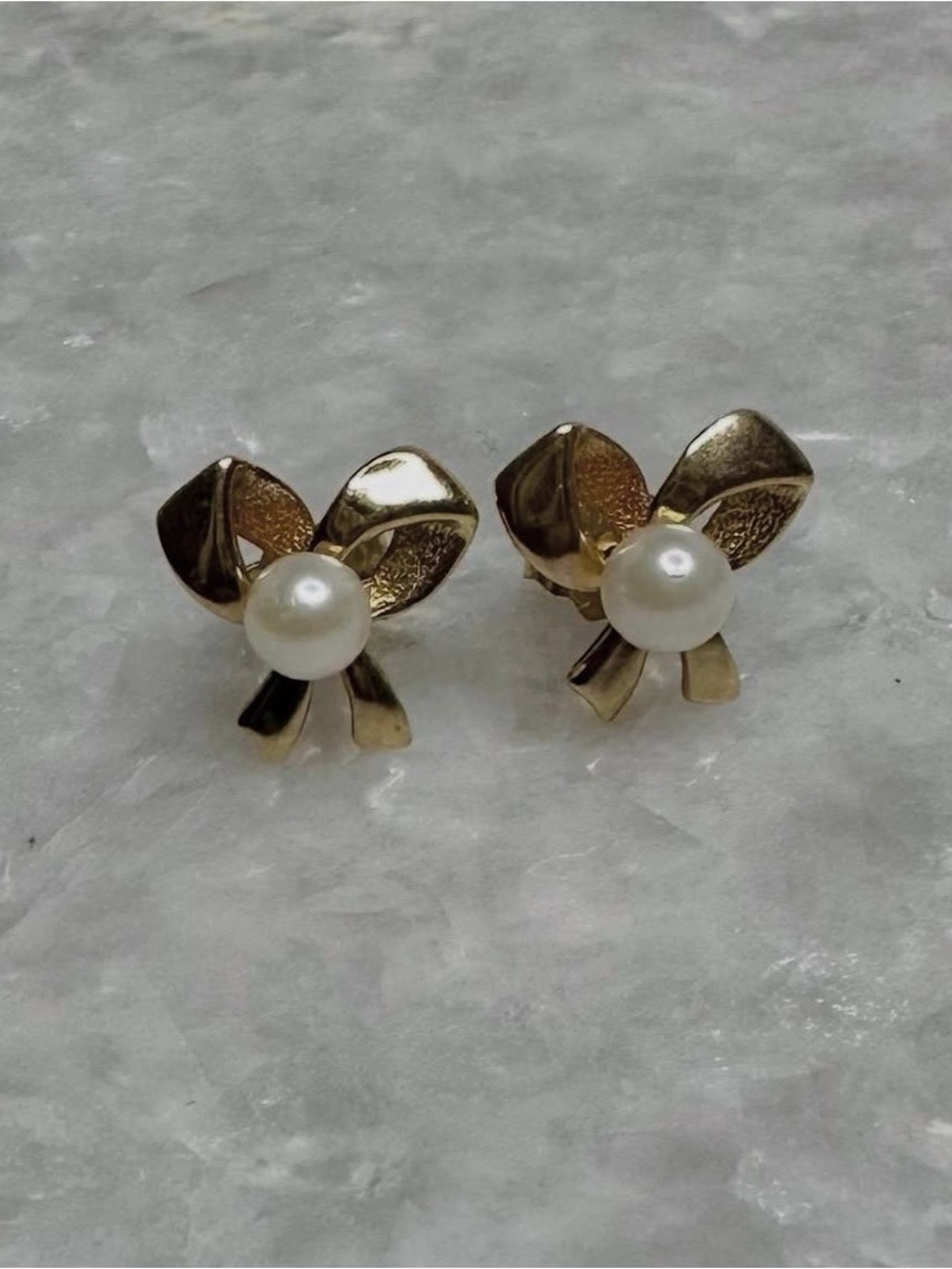 14kt Solid Gold Vintage Bow Pearl Stud Earrings